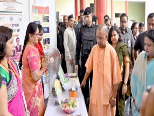मा0 मुख्यमंत्री योगी आदित्यनाथ जी 25 अगस्त 2018 को साइंटिफिक कन्वेंशन सेंन्टर के0जी0एम0यू0 उ0प्र0 लखनऊ में राज्य पोषण मिशन अभियान कार्यक्रम के अवसर पर प्रदर्शनी का अवलोकन करते हुए