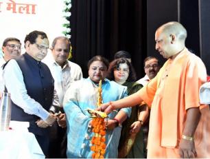 मा0 मुख्यमंत्री योगी आदित्यनाथ जी 25 अगस्त 2018 को साइंटिफिक कन्वेंशन सेंन्टर के0जी0एम0यू0 उ0प्र0 लखनऊ में राज्य पोषण मिशन अभियान का दीप प्रज्वलन कर शुभारंभ करते हुए।