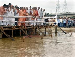 मा0 मुख्यमंत्री योगी आदित्यनाथ जी 25 अगस्त 2018 को गोरखपुर में राप्ती नदी में पूर्व प्रधानमंत्री स्व.अटल बिहारी वाजपेयी जी कीे अस्थियों का विसर्जन करते हुए।	