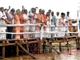 मा0 मुख्यमंत्री योगी आदित्यनाथ जी 25 अगस्त 2018 को गोरखपुर में राप्ती नदी में पूर्व प्रधानमंत्री स्व.अटल बिहारी वाजपेयी जी कीे अस्थियों का विसर्जन करते हुए।	