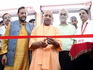 उत्तर प्रदेश के मुख्यमंत्री योगी आदित्यनाथ जी 05 सितम्बर, 2018 को लखनऊ में लखनऊ मेट्रो दिवस के अवसर पर फीता काटकर प्रदर्शनी का उद्घाटन करते हुए।