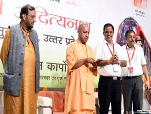 उत्तर प्रदेश के मुख्यमंत्री योगी आदित्यनाथ जी 05 सितम्बर, 2018 को लखनऊ में लखनऊ मेट्रो दिवस के अवसर पर लखनऊ मेट्रो मोबाइल एप का शुभारम्भ करते हुए। 