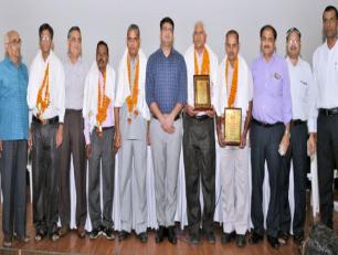 सूचना विभाग के सेवानिवृत्त कर्मचारियों के विदाई समारोह में सूचना निदेशक, डा. उज्ज्वल कुमार।