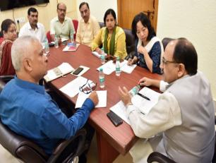 चिकित्सा एवं स्वास्थ्य मंत्री श्री सिद्धार्थ नाथ सिंह विकास भवन में आयोजित समीक्षा बैठक में अधिकारियों को निर्देशित करते हुए