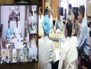 वीडियों कान्फ्रेंसिंग में मिशन निदेशक राष्ट्रीय स्वास्थ्य मिशन श्री पंकज कुमार समस्त मुख्य चिकित्सा अधिकारीमुख्य चिकित्सा अधीक्षकों को निर्देशित करते हुए 