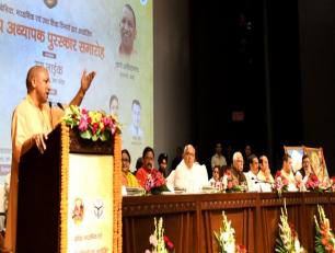 उत्तर प्रदेश के मुख्यमंत्री योगी आदित्यनाथ जी 05 सितम्बर, 2018 को लखनऊ में शिक्षक दिवस पर आयोजित राज्य अध्यापक पुरस्कार समारोह को सम्बोधित करते हुए।