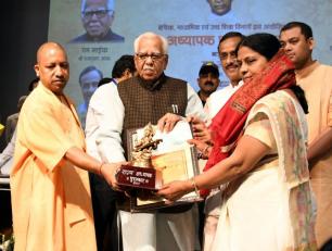 उत्तर प्रदेश के मुख्यमंत्री योगी आदित्यनाथ जी 05 सितम्बर, 2018 को लखनऊ में शिक्षक दिवस पर एक शिक्षक को राज्य अध्यापक पुरस्कार से सम्मानित करते हुए। 