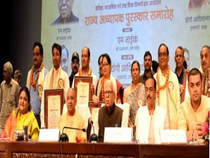 उत्तर प्रदेश के मुख्यमंत्री योगी आदित्यनाथ जी 05 सितम्बर, 2018 को लखनऊ में शिक्षक दिवस पर आयोजित राज्य अध्यापक पुरस्कार समारोह में सम्मानित शिक्षकों के साथ।