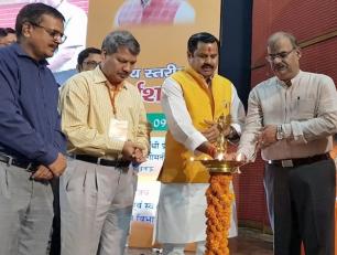 ग्राम्य विकास मंत्री डा0 महेन्द्र सिंह इन्दिरा गांधी प्रतिष्ठान में पाइप पेयजल आपूर्ति परियोजनाओं के संचालन एवं अनुरक्षण नीति-2018 पर आयोजित कार्यशाला के अवसर पर दीप प्रज्ज्वलित करते हुए