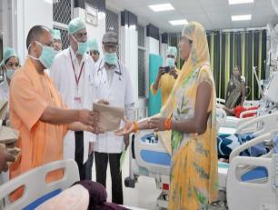 उत्तर प्रदेश के मुख्यमंत्री योगी आदित्यनाथ जी ने 17 सितम्बर, 2018 को जनपद गोरखपुर में जिला चिकित्सालय के निरीक्षण के दौरान एक तीमारदार को फल एवं मिष्ठान्न देते हुए।