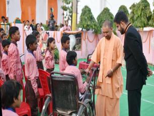 मा0 मुख्यमंत्री योगी आदित्यनाथ जी वाराणसी में 17 सितम्बर 2018 को प्राथमिक स्कूल में स्कूली बच्चों के साथ वार्ता करते हुए ।	