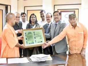 उत्तर प्रदेश के मुख्यमंत्री योगी आदित्यनाथ जी को 8 अक्टूबर, 2018 को शास्त्री भवन में जिलाधिकारी श्रीमती सेल्वा कुमारी जे0 जनपद इटावा को भारतीय मानक ब्यूरो द्वारा स्वच्छ भारत मिशन ग्रामीण के तहत दिए गए ISO:9001:2015 प्रमाण-पत्र सौंपती र्हुइं।