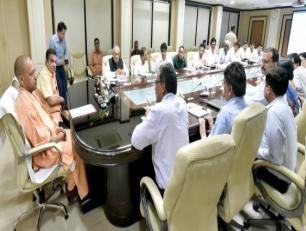   उत्तर प्रदेश के मुख्यमंत्री योगी आदित्यनाथ जी और केन्द्रीय सड़क परिवहन एवं राजमार्ग मंत्री श्री नितिन गडकरी 8 अक्टूबर, 2018 को शास्त्री भवन में एन0एच0ए0आई0 सड़कों के सम्बन्ध में समीक्षा बैठक करते हुए।