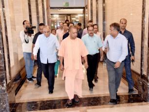 उत्तर प्रदेश के मुख्यमंत्री योगी आदित्यनाथ जी 16 अक्टूबर, 2018 को लोक भवन का निरीक्षण करते हुए।