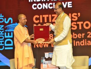 उत्तर प्रदेश के मुख्यमंत्री योगी आदित्यनाथ जी को 27 अक्टूबर, 2018 को नई दिल्ली में इण्डिया आइडियाज़ काॅन्क्लेव-2018 के अवसर पर केन्द्रीय राज्यमंत्री श्री जयंत सिन्हा स्मृति चिन्ह प्रदान करते हुए।