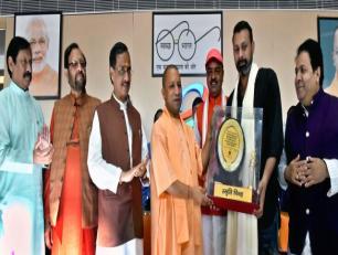 उत्तर प्रदेश के मुख्यमंत्री योगी आदित्यनाथ जी 06 नवम्बर, 2018 को लखनऊ में नवनिर्मित अन्तर्राष्ट्रीय ‘भारत रत्न श्री अटल बिहारी वाजपेयी इकाना क्रिकेट स्टेडियम’ के देश को समर्पण अवसर पर पूर्व अन्तर्राष्ट्रीय क्रिकेट खिलाड़ी श्री प्रवीण कुमार को सम्मानित करते