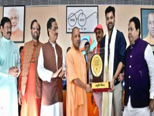 उत्तर प्रदेश के मुख्यमंत्री योगी आदित्यनाथ जी 06 नवम्बर, 2018 को लखनऊ में नवनिर्मित अन्तर्राष्ट्रीय ‘भारत रत्न श्री अटल बिहारी वाजपेयी इकाना क्रिकेट स्टेडियम’ के देश को समर्पण अवसर पर पूर्व अन्तर्राष्ट्रीय क्रिकेट खिलाड़ी श्री आर0पी0 सिंह को सम्मानित करते 