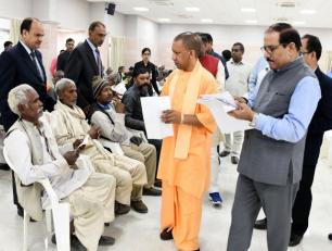 उत्तर प्रदेश के मुख्यमंत्री योगी आदित्यनाथ जी 12 नवम्बर, 2018 को अपने सरकारी आवास पर लोगों की समस्याएं सुनते हुए।