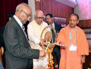 उत्तर प्रदेश के मुख्यमंत्री योगी आदित्यनाथ जी 17 नवम्बर, 2018 को सिटी माॅण्टेसरी स्कूल, लखनऊ में आयोजित विश्व के मुख्य न्यायाधीशों के 19वें अन्तर्राष्ट्रीय सम्मेलन के अवसर पर दीप प्रज्ज्वलित करते हुए।