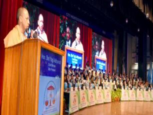 उत्तर प्रदेश के मुख्यमंत्री योगी आदित्यनाथ जी 17 नवम्बर, 2018 को सिटी माॅण्टेसरी स्कूल, लखनऊ में आयोजित विश्व के मुख्य न्यायाधीशों के 19वें अन्तर्राष्ट्रीय सम्मेलन को सम्बोधित करते हुए।