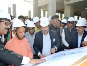 उत्तर प्रदेश के मुख्यमंत्री योगी आदित्यनाथ जी 17 नवम्बर, 2018 को जनपद गोरखपुर मंे निर्माणाधीन पिपराइच चीनी मिल के निरीक्षण के दौरान।