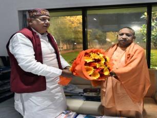 उत्तर प्रदेश के मुख्यमंत्री योगी आदित्यनाथ जी को 27 नवम्बर, 2018 को उनके सरकारी आवास पर कृषि मंत्री श्री सूर्य प्रताप शाही ने इंडिया टुडे के सर्वेक्षण में कृषि की रैंकिंग में तृतीय स्थान प्राप्त करने पर बधाई दी।