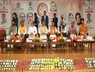 डा0 राम मनोहर लोहिया विधि विश्वविद्यालय में आयोजित साहित्य महोत्सव ‘शब्द रंग’ के समापन में डा0 दिनेश शर्मा 