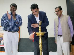 सूचना निदेशक श्री शिशिर नुक्कड़ नाटक दलों द्वारा एक दिवसीय कार्यशाला का उद्घाटन करते हुए