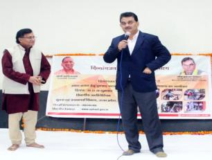 सूचना निदेशक श्री शिशिर नुक्कड़ नाटक दलों द्वारा दिव्यांगजनों हेतु एक दिवसीय कार्यशाला में अपने विचार व्यक्त करते हुए