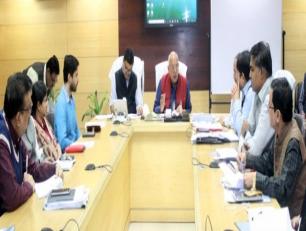 समीक्षा बैठक में अधिकारियों को निर्देशित करते हुए कृषि मंत्री श्री सूर्य प्रताप शाही