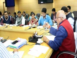 समीक्षा बैठक में अधिकारियों को निर्देशित करते हुए कृषि मंत्री श्री सूर्य प्रताप शाही