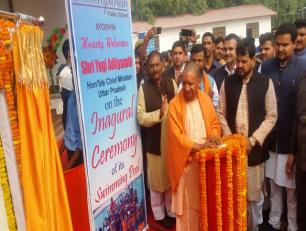 उत्तर प्रदेश के मुख्यमंत्री योगी आदित्यनाथ जी 30 नवम्बर, 2018 को जनपद गोण्डा में अन्तर्राष्ट्रीय स्तर के स्विमिंग पूल का लोकार्पण करते हुए।