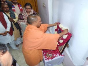 उत्तर प्रदेश के मुख्यमंत्री योगी आदित्यनाथ जी 14 दिसम्बर, 2018 को विधायी एवं न्याय मंत्री श्री बृजेश पाठक के जनपद हरदोई स्थित आवास पहुंचकर उनकी दिवंगत माता के चित्र पर माल्यार्पण कर श्रद्धांजलि अर्पित करते हुए।