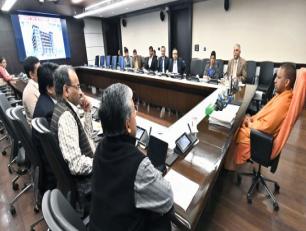 मुख्यमंत्री योगी आदित्यनाथ जी 14 दिसम्बर, 2018 को लोक भवन में उत्तर प्रदेश राज्य आपदा प्रबन्ध प्राधिकरण के प्रस्तुतिकरण के दौरान।