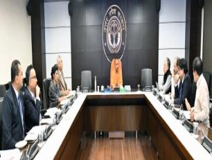 मुख्यमंत्री योगी आदित्यनाथ जी 14 दिसम्बर, 2018 को लोक भवन में उत्तर प्रदेश राज्य आपदा प्रबन्ध प्राधिकरण के प्रस्तुतिकरण के दौरान।