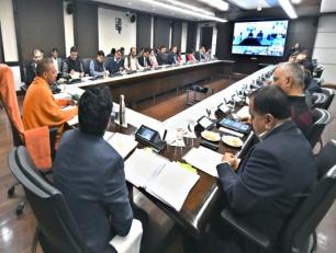 उत्तर प्रदेश के मुख्यमंत्री योगी आदित्यनाथ जी 14 दिसम्बर, 2018 को लोक भवन में ‘आई0जी0आर0एस0’ व ‘1076’ सी0एम0 हेल्पलाइन के तहत प्राप्त शिकायतों के सम्बन्ध में वीडियो काॅन्फ्रेंसिंग के दौरान अधिकारियों को निर्देशित करते हुए।