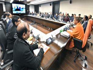 उत्तर प्रदेश के मुख्यमंत्री योगी आदित्यनाथ जी 14 दिसम्बर, 2018 को लोक भवन में ‘आई0जी0आर0एस0’ व ‘1076’ सी0एम0 हेल्पलाइन के तहत प्राप्त शिकायतों के सम्बन्ध में वीडियो काॅन्फ्रेंसिंग के दौरान अधिकारियों को निर्देशित करते हुए।