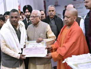 राज्यपाल श्री राम नाईक जी एवं मुख्यमंत्री योगी आदित्यनाथ जी 23 दिसम्बर, 2018 को विधान सभा लखनऊ में पूर्व प्रधानमंत्री चैधरी चरण सिंह जी की जयन्ती के अवसर पर एक किसान को सम्मानित करते हुए।