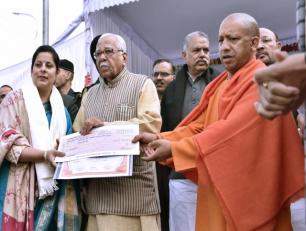 राज्यपाल श्री राम नाईक जी एवं मुख्यमंत्री योगी आदित्यनाथ जी 23 दिसम्बर, 2018 को विधान सभा लखनऊ में पूर्व प्रधानमंत्री चैधरी चरण सिंह जी की जयन्ती के अवसर पर एक महिला किसान को सम्मानित करते हुए।