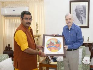 उ0प्र0 के राज्य मंत्री सूचना, डा0 नीलकंठ तिवारी केरल के राज्यपाल श्री पी0 सदाशिवम को कुम्भ का प्रतीक चिन्ह भेंट कर मुख्यमंत्री योगी आदित्यनाथ की ओर से कुम्भ -2019 में आने का आमंत्रण देते हुए