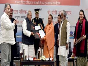 जम्मू-कश्मीर के राज्यपाल श्री सत्यपाल मलिक जी एवं उत्तर प्रदेश के मुख्यमंत्री योगी आदित्यनाथ जी 07 जनवरी, 2019 को लखनऊ में उत्तर प्रदेश एवं जम्मू-कश्मीर के मध्य पारस्परिक परिवहन समझौतों के हस्ताक्षरित अभिलेखों का आदान-प्रदान करते हुए। 