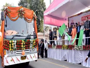 जम्मू-कश्मीर के राज्यपाल श्री सत्यपाल मलिक जी एवं उत्तर प्रदेश के मुख्यमंत्री योगी आदित्यनाथ जी 07 जनवरी, 2019 को लखनऊ में प्रयागराज से कटरा बस सेवा को झण्डी दिखाकर रवाना करते हुए। 