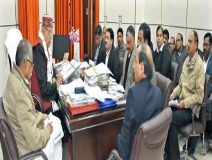 कृषि मंत्री श्री सूर्य प्रताप शाही प्रदेश में उर्वरक की उपलब्धता के संबंध में विभागीय अधिकारियों एवं खाद निर्माता कम्पनियों की समीक्षा करते हुए।