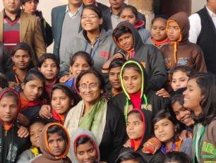 बालगृह में डिजिटल लर्निंग सेंटर का अवलोकन करती प्रो0 रीता बहुगुणा जोशी।