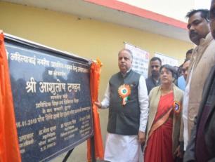 चिकित्सा शिक्षा एवं प्राविधिक शिक्षा मंत्री श्री आशुतोष टंडन ने आज इन्दिरा नगर क्षेत्र के जरहरा स्थित रानी अहिल्याबाई नगरीय प्राथमिक स्वास्थ्य केंद्र का लोकार्पण करते हुए।