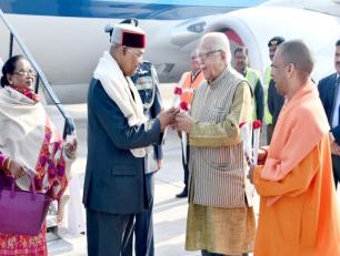 भारत के राष्ट्रपति श्री रामनाथ कोविंद जी का उत्तर प्रदेश के राज्यपाल श्री राम नाईक जी 17 जनवरी, 2019 को प्रयागराज एयरपोर्ट पर स्वागत करते हुए।