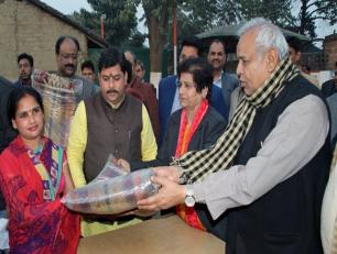 प्रदेश के खादी एवं ग्रामोद्योग मंत्री श्री सत्यदेव पचौरी आज कान्हा उपवन गौशाला में कम्बल वितरण करते हुए
