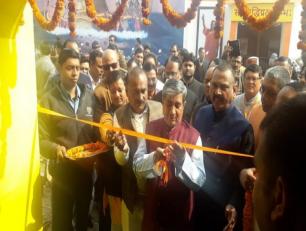 मंत्री, मुकुट बिहारी वर्मा कुम्भ मेले में सहकारिता विभाग द्वारा लगायी गयी प्रदर्शनी का उद्घाटन करते हुए।