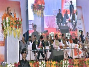 उत्तर प्रदेश के मुख्यमंत्री योगी आदित्यनाथ जी 19 जनवरी, 2019 को जनपद कानपुर में आयोजित ‘आयुर्वेद पर्व’ के उद्घाटन समारोह को सम्बोधित करते हुए।