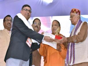 उत्तर प्रदेश के मुख्यमंत्री योगी आदित्यनाथ जी 19 जनवरी, 2019 को जनपद कानपुर में आयोजित ‘आयुर्वेद पर्व’ के उद्घाटन अवसर पर वैद्य श्री लक्ष्मण सिंह को सम्मानित करते हुए।